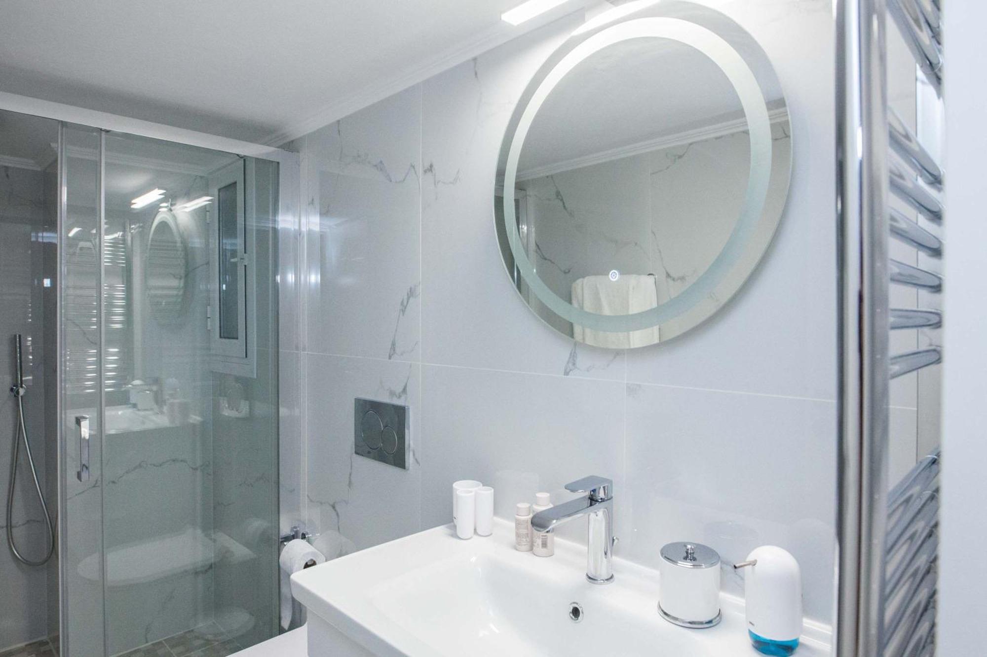 Central 2 Bd Apt With Balcony By Monastiraki Athena Bagian luar foto